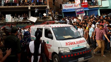 Ambulância passa perto do local de acidente aéreo em Daca, Bangladesh 21/7/2025 REUTERS/Mohammad Ponir Hossain