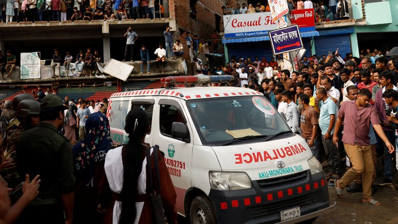 Ambulância passa perto do local de acidente aéreo em Daca, Bangladesh 21/7/2025 REUTERS/Mohammad Ponir Hossain