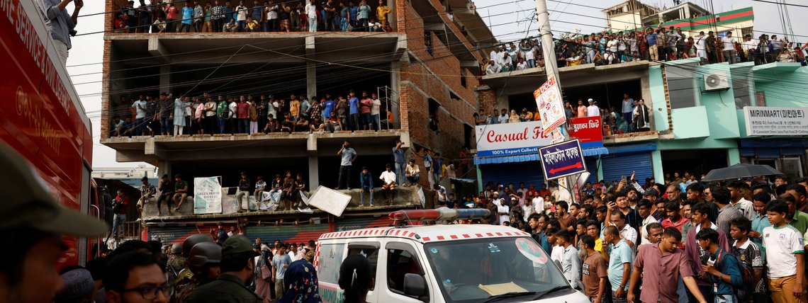 Ambulância passa perto do local de acidente aéreo em Daca, Bangladesh 21/7/2025 REUTERS/Mohammad Ponir Hossain