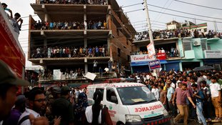 Ambulância passa perto do local de acidente aéreo em Daca, Bangladesh 21/7/2025 REUTERS/Mohammad Ponir Hossain