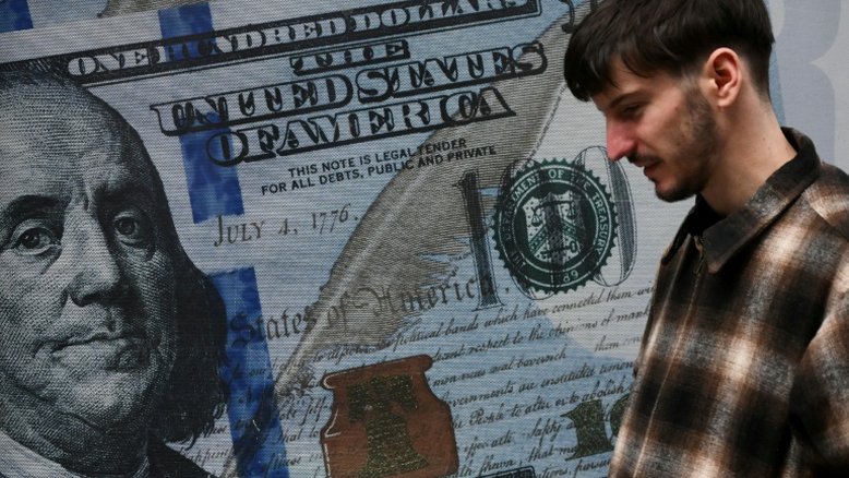 Argentina de Milei, dividida entre quem viaja e consome e quem não consegue sobreviver