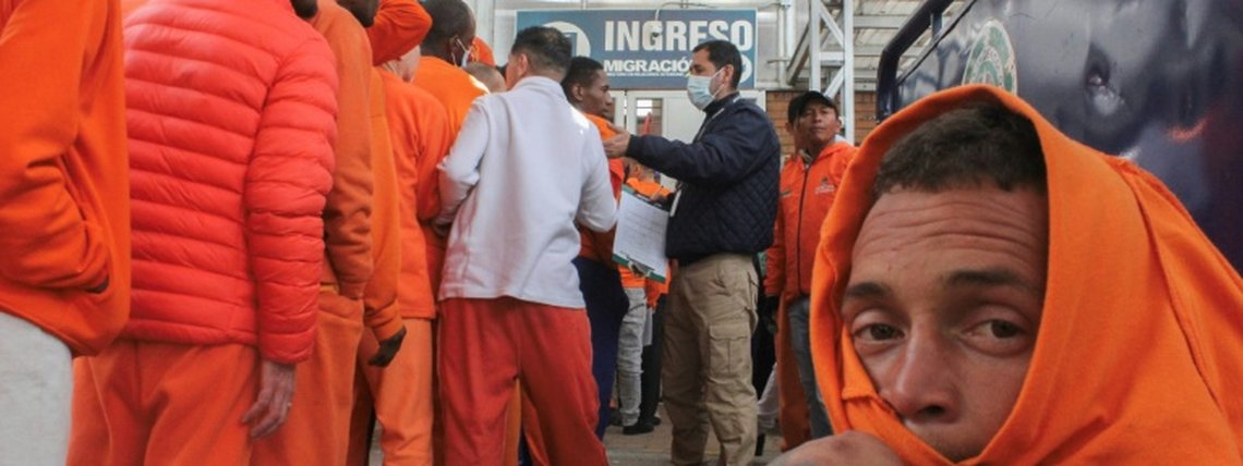 Colômbia recebe 600 cidadãos deportados que estavam presos no Equador