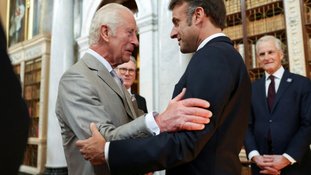 Charles III, um rei francófono que recebe Macron em visita ao Reino Unido