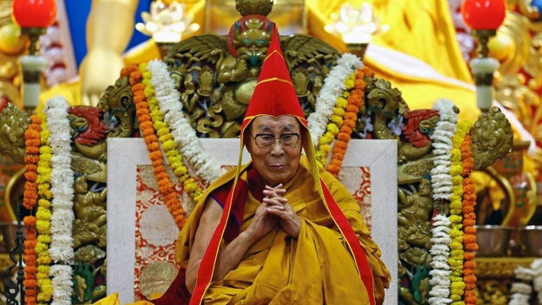 Dalai Lama reza pela paz e a compaixão no aniversário de 90 anos