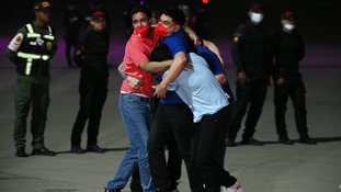 Imigrantes libertados por El Salvador chegam à Venezuela após troca com EUA