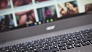 Reino Unido ativa inédito controle de idade na internet