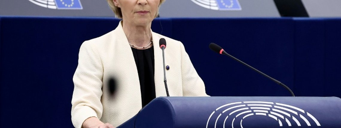 Ursula von der Leyen fala durante um debate no Parlamento Europeu, no dia 7 de maio de 2025, na cidade francesa de Estrasburgo - AFP/Arquivos