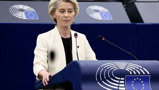 Ursula von der Leyen fala durante um debate no Parlamento Europeu, no dia 7 de maio de 2025, na cidade francesa de Estrasburgo - AFP/Arquivos