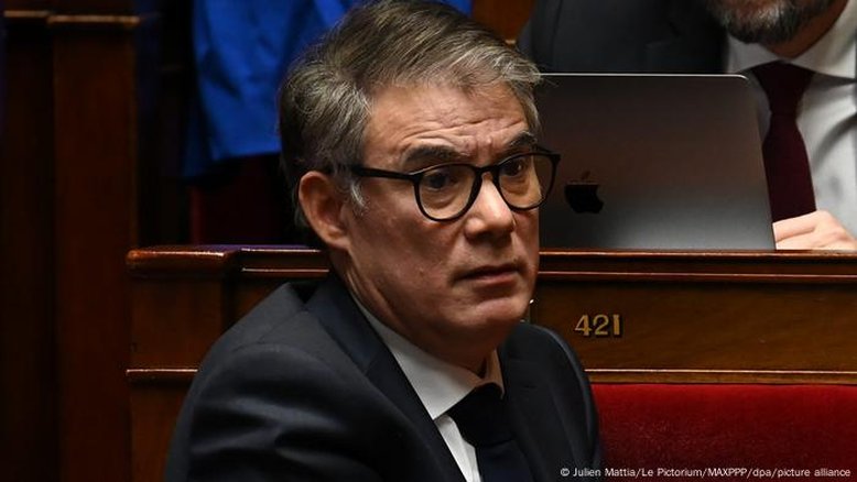 Governo francês propõe acabar com 2 feriados para conter déficit