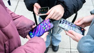 Banir adolescentes de redes sociais, como fez Austrália, é eficaz?