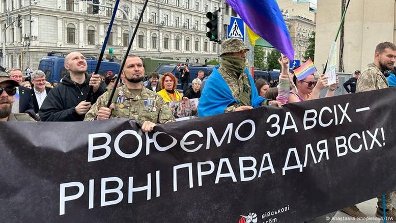 Os militares LGBTQ+ que lutam pela Ucrânia