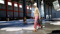 Índia vê apropriação cultural em sandálias da Prada; entenda