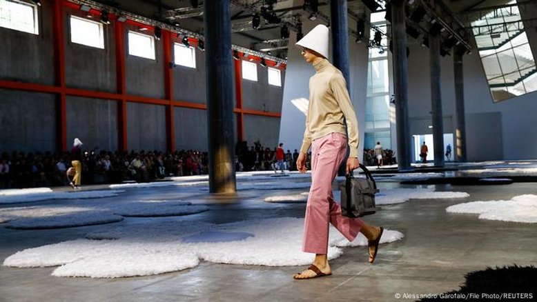 Índia vê apropriação cultural em sandálias da Prada; entenda