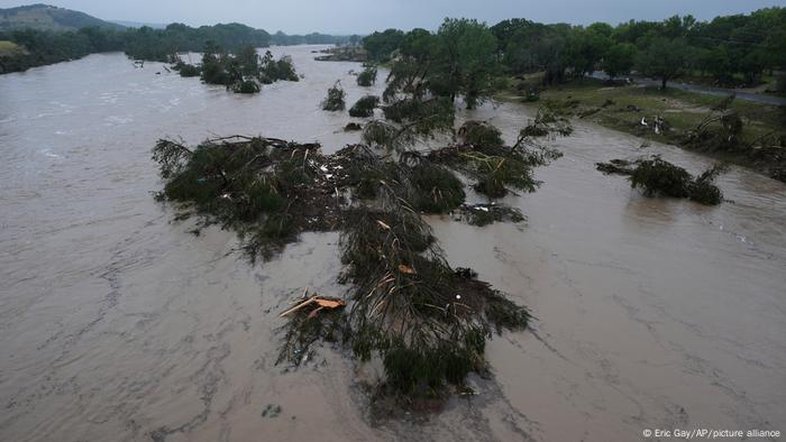 Enchentes no Texas deixam mortos e crianças desaparecidas