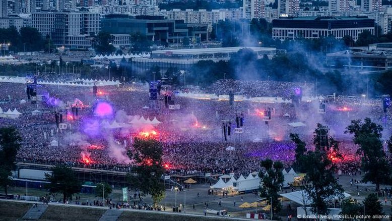 Milhares repetem saudação da era nazista em show na Croácia