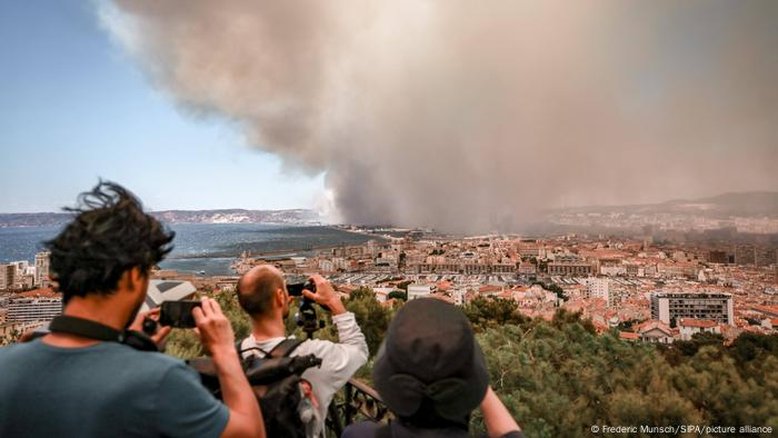 Incêndio florestal obriga Marselha e fechar aeroporto