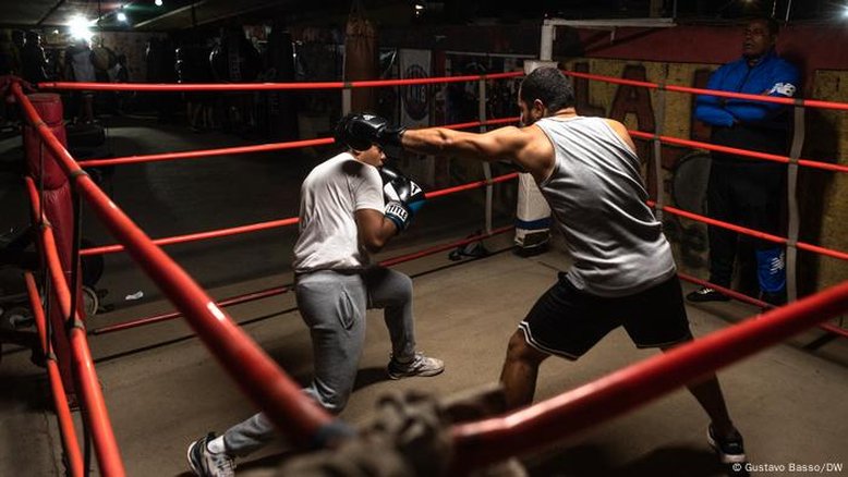 Academias populares de boxe resistem debaixo de viadutos em SP