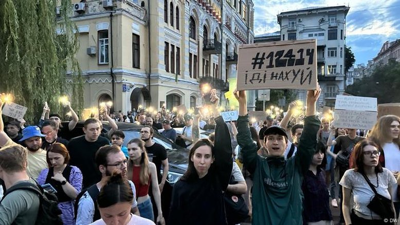Zelenski enfraquece órgãos anticorrupção e provoca protestos na Ucrânia