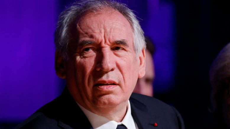 Mesmo enfraquecido, primeiro-ministro francês supera moção de censura