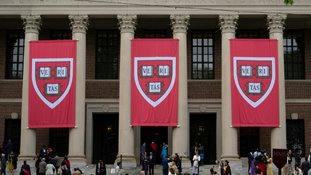 Juíza pede que governo Trump justifique corte bilionário de fundos para Harvard