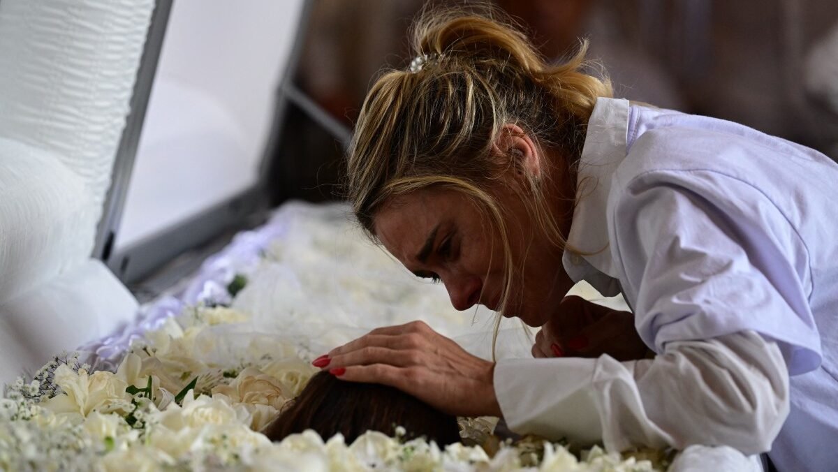 Preta Gil será homenageada com missas de sétimo dia no Rio e em Salvador 4 Carolina Dieckmann se despede de Preta Gil no velório da cantora no Theatro Municipal do Rio de Janeiro