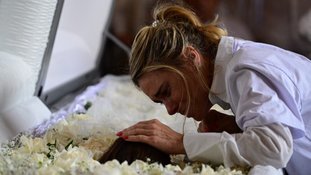 Carolina Dieckmann se despede de Preta Gil no velório da cantora no Theatro Municipal do Rio de Janeiro