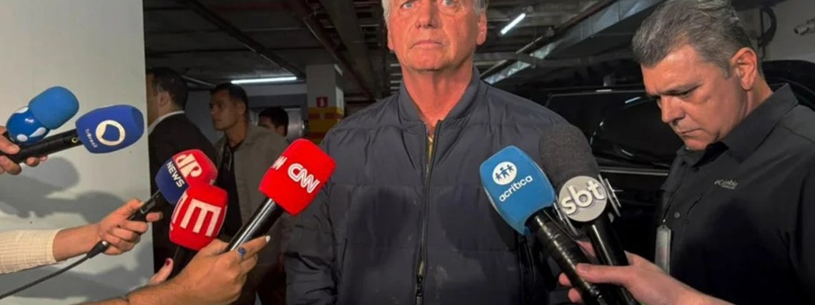 Bolsonaro diante de jornalistas