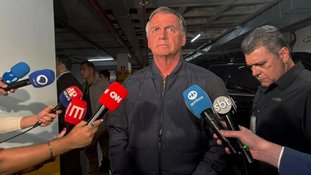 Bolsonaro diante de jornalistas