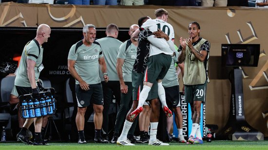 Cole Palmer, do Chelsea, comemora seu gol durante a partida das quartas de final da Copa do Mundo de Clubes da FIFA 2025 entre Chelsea FC e Palmeiras no estádio Lincoln Financial Field