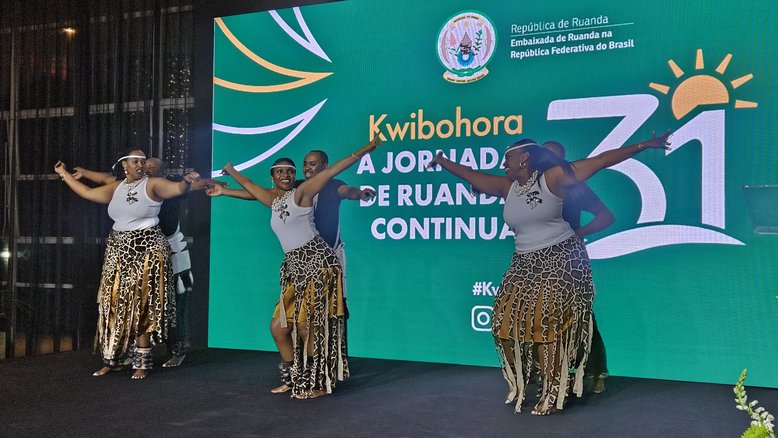 Grupo de dança tradicional ruandesa