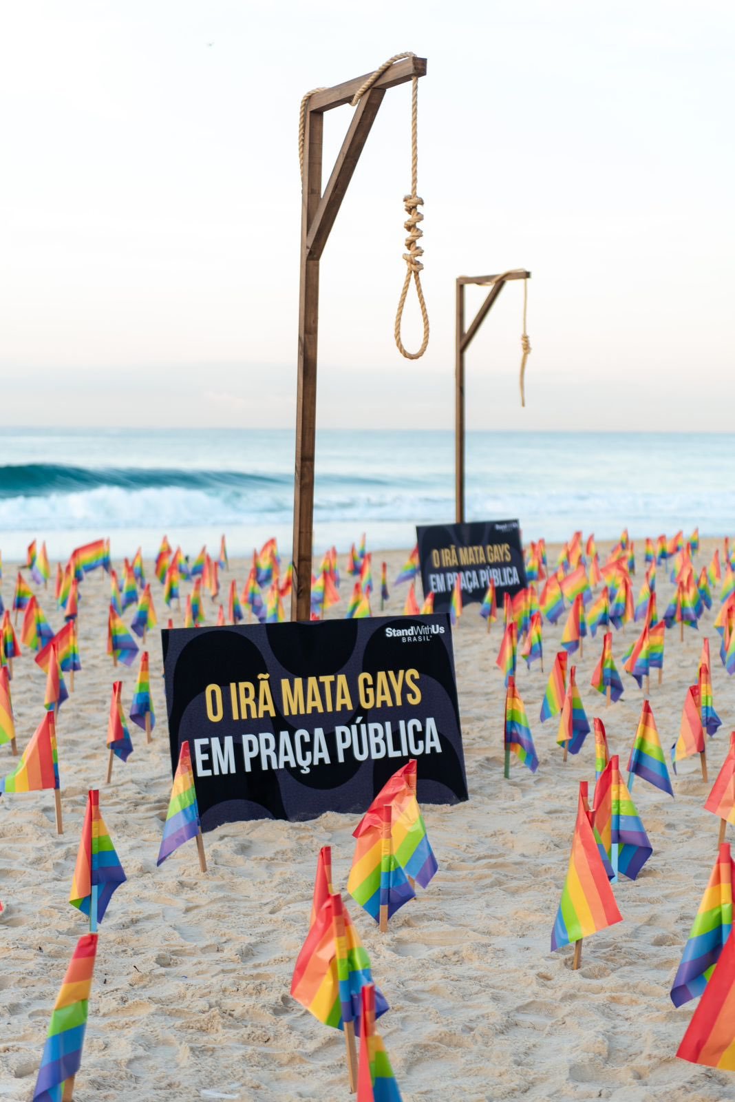 ONG faz protesto contra Irã na Praia de Ipanema, no Rio