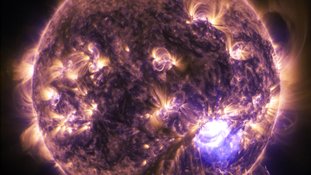 Esta imagem, registrada em dezembro de 2014, revela uma erupção solar, fenômeno físico que o nosso Sol realiza com frequência. O Observatório de Dinâmica Solar da NASA, que observa o Sol constantemente, foi o responsável pela captura do evento. Erupções solares são poderosas explosões de radiação. A radiação nociva de uma erupção não consegue atravessar a atmosfera da Terra para afetar fisicamente os humanos em solo. No entanto, quando intensa o suficiente, pode perturbar a atmosfera na camada por onde trafegam os sinais de GPS e comunicação
