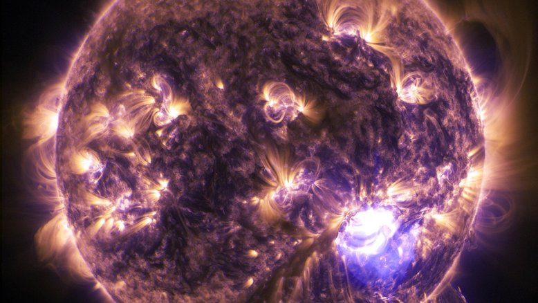 Esta imagem, registrada em dezembro de 2014, revela uma erupção solar, fenômeno físico que o nosso Sol realiza com frequência. O Observatório de Dinâmica Solar da NASA, que observa o Sol constantemente, foi o responsável pela captura do evento. Erupções solares são poderosas explosões de radiação. A radiação nociva de uma erupção não consegue atravessar a atmosfera da Terra para afetar fisicamente os humanos em solo. No entanto, quando intensa o suficiente, pode perturbar a atmosfera na camada por onde trafegam os sinais de GPS e comunicação