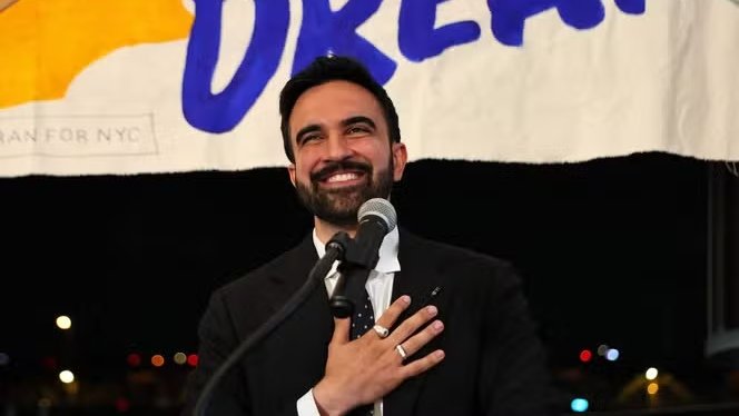 Zohran Mamdani se dirige a apoiadores, após a notícia de sua vitória nas primárias do Partido Democrata à Prefeitura de Nova York
