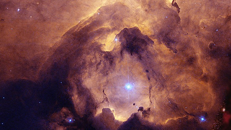 Por razões desconhecidas, NGC 6357 está formando algumas das estrelas mais massivas já descobertas. Uma dessas estrelas massivas, próxima ao centro de NGC 6357, está emoldurada acima, esculpindo seu próprio castelo interestelar com a luz energética proveniente do gás e da poeira circundante. Na nebulosa maior, os padrões intrincados são causados ​​por interações complexas entre ventos interestelares, pressões de radiação, campos magnéticos e gravidade. O brilho geral da nebulosa resulta da emissão de luz do gás hidrogênio ionizado. A parte central da NGC 6357, destacada nesta imagem, se estende por cerca de 10 anos-luz e fica a cerca de 8 mil anos-luz de distância, em direção à Constelação de Escorpião