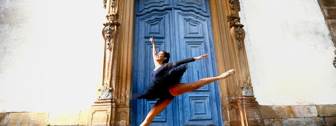 A bailarina Ingrid Joyce Diniz em Ouro Preto (MG)