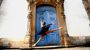 A bailarina Ingrid Joyce Diniz em Ouro Preto (MG)