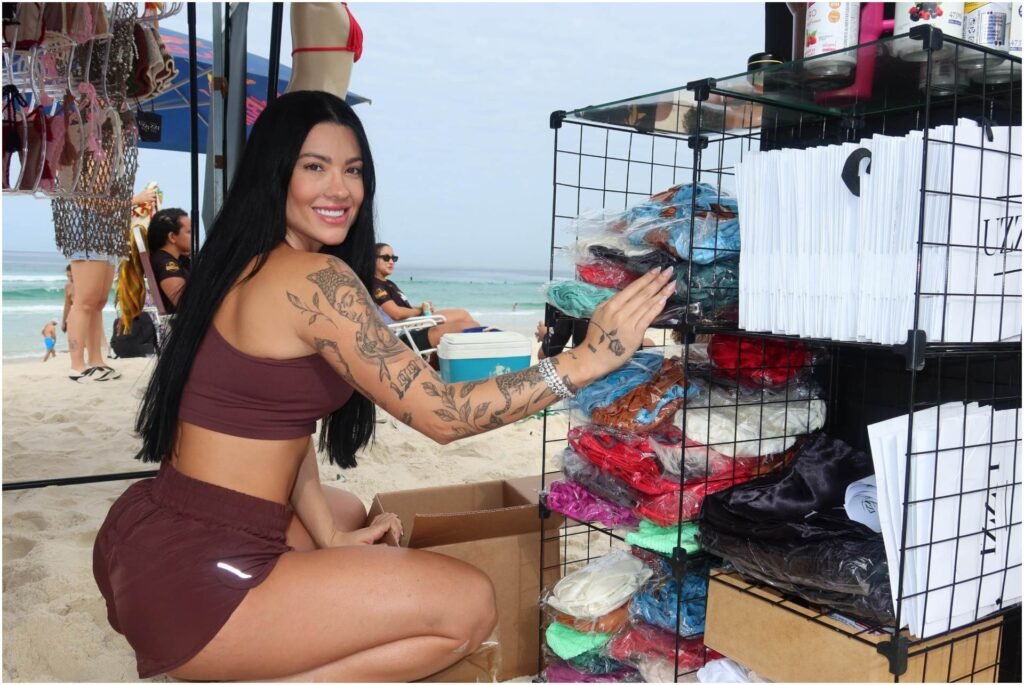 Namorada de Belo, Rayane Figliuzzi vende biquínis em praia do Rio de Janeiro