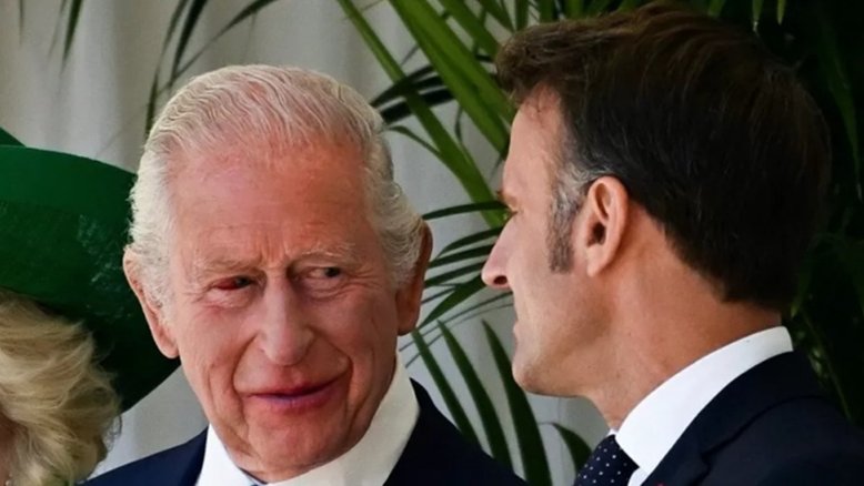 Rei Charles (à esquerda) apareceu hoje com o olho direito visivelmente vermelho