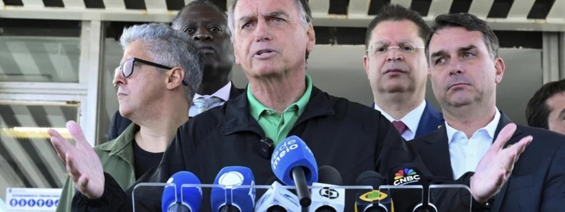 PlatôBR: De frente para o Planalto, Bolsonaro revive cercadinho para se defender