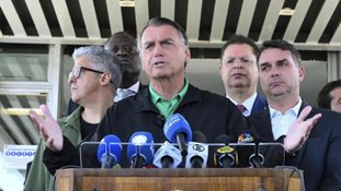 PlatôBR: De frente para o Planalto, Bolsonaro revive cercadinho para se defender