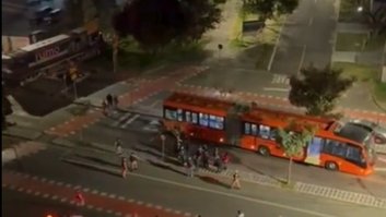 Ônibus biarticulado parte ao meio após colisão com trem em Curitiba. Reprodução/Redes Sociais
