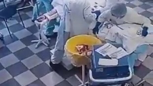 Vídeo mostra médicos realizando cirurgia no momento em que terremoto atinge a Rússia
