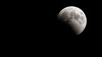 a-lua-cheia-worm-entra-na-umbra-antes-de-seu-eclipse-total-em-14-de-marco-de-2025-em-merritt-island