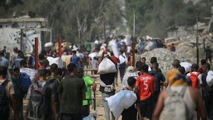 Israel retoma lançamentos de ajuda em Gaza, onde crise por fome se agrava