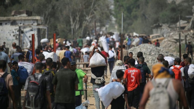 Israel retoma lançamentos de ajuda em Gaza, onde crise por fome se agrava
