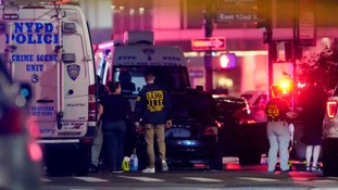 A polícia posicionou um drone perto da Park Avenue em plena hora do rush Foto: REUTERS/Eduardo Munoz