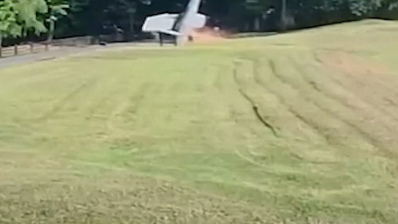 Avião capota ao cair em jardim nos EUA
