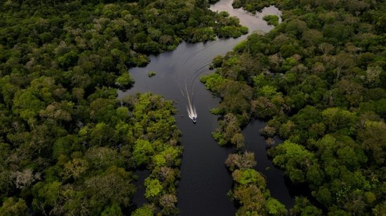 barco-navega-no-rio-jurua-na-reserva-de-desenvolvimento-sustentavel-uacari-municipio-de-carauari-no-coracao-da-amazonia-brasileira