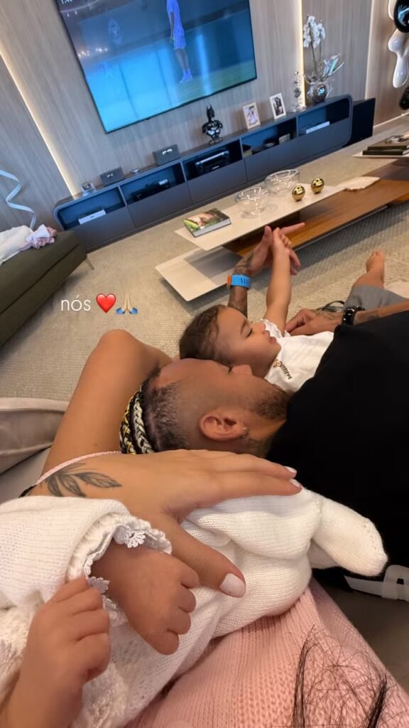 Bruna Biancardi posta foto com Neymar e filhos e se declara: 'Nós' 2 Bruna Biancardi posta foto com Neymar e filhos e se declara: 'Nós'